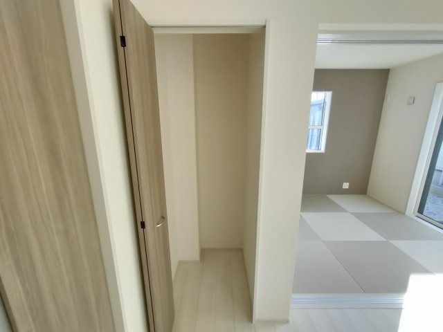 【BLOOMING GARDEN】　加須市大門町　全2邸の収納|〇１号棟　収納〇
リビングにも収納スペースがございます。日用品や季節ものの家電などを収納してリビングをスッキリさせることができます（＾＾）
2025年11月撮影