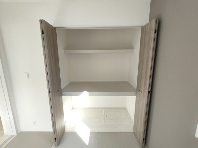 【BLOOMING GARDEN】　加須市大門町　全2邸の収納|〇１号棟　和室　4.5帖〇
和室にも収納スペースがございます。来客用の座布団や季節家電をしまっておくことができます。
2025年11月撮影