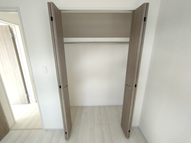 【BLOOMING GARDEN】　加須市大門町　全2邸の収納|〇１号棟　クローゼット〇
各居室に収納がございますので最大限お部屋を広く使うことができます♪
2025年11月撮影