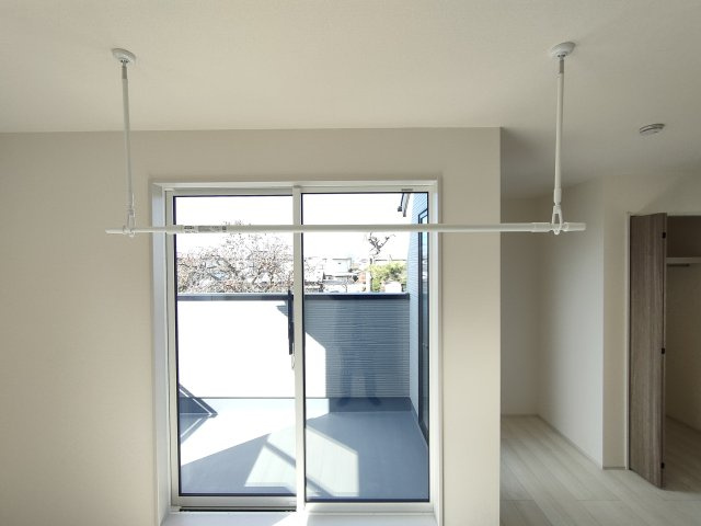 【BLOOMING GARDEN】　加須市大門町　全2邸のその他|室内物干し付き！天候を気にせず洗濯物を干すことができます♪雨から洗濯物を守りつつ、日光に当てて干すことができます（＾＾）
2025年11月撮影