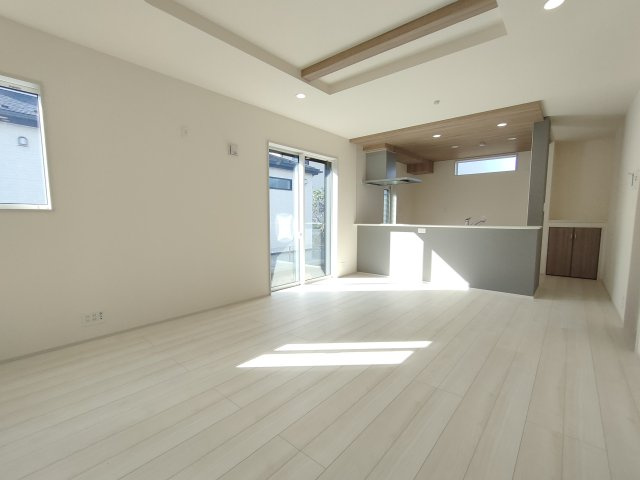 【BLOOMING GARDEN】　加須市大門町　全2邸の居間・リビング|〇１号棟　リビング〇
広々17帖のリビングです。窓から明るい日差しが差し込みます♪
2025年11月撮影