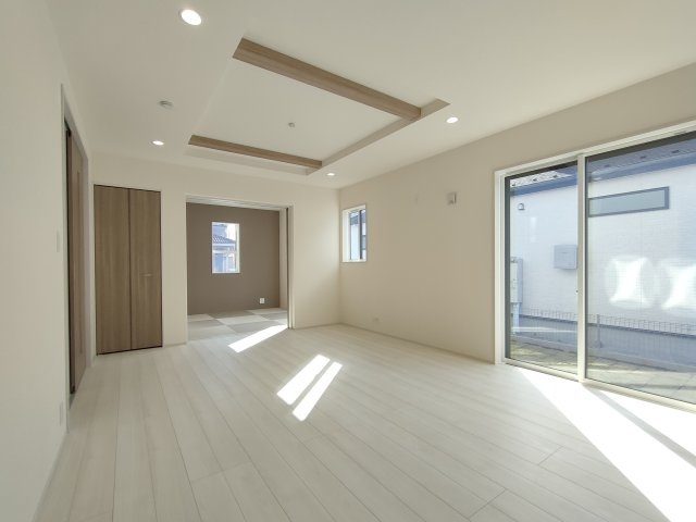 【BLOOMING GARDEN】　加須市大門町　全2邸の居間・リビング|〇1 号棟　リビング〇
天井を高くしてリビングに開放感をプラスした折り上げ天井です（＾＾）
2025年11月撮影