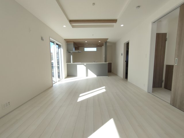 【BLOOMING GARDEN】　加須市大門町　全2邸の居間・リビング|〇1 号棟　リビング〇
奥行きのあるリビング。南面に窓がございますので太陽の光を反射し、室内を明るく保つことができます（＾＾）
2025年11月撮影