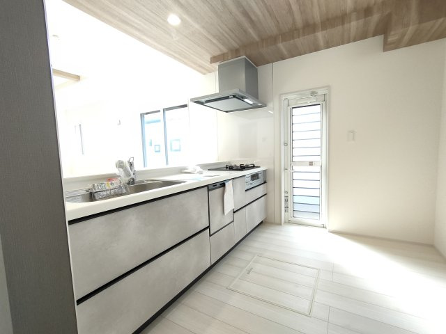 【BLOOMING GARDEN】　加須市大門町　全2邸のキッチン|〇１号棟　キッチン〇
明るいキッチン♪勝手口があるので、買い物帰りやゴミ出しの際に便利です（＾＾）
2025年11月撮影