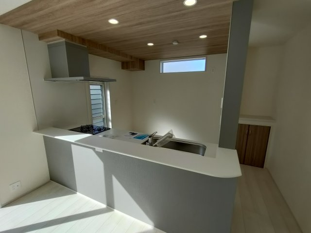 【BLOOMING GARDEN】　加須市大門町　全2邸のキッチン|〇１号棟　キッチン〇
開放感のある対面式キッチン。お料理しながら家族の顔が見られる安心感。キッチンとダイニングが近く食事の用意や片づけが楽々♪
2025年11月撮影