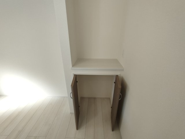 【BLOOMING GARDEN】　加須市大門町　全2邸の収納|〇１号棟　収納〇
キッチン横にはカウンター付きの収納スペースがございます。日用品、消耗品、備蓄用の非常食などいろいろと収納できます♪
2025年11月撮影