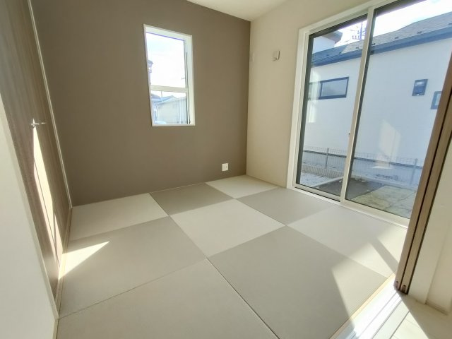 【BLOOMING GARDEN】　加須市大門町　全2邸の和室|〇１号棟　和室　4.5帖〇
陽当たりの良い4.5帖和室。お子様のお昼寝スペースとしてもご活用いただけます♪
2025年11月撮影