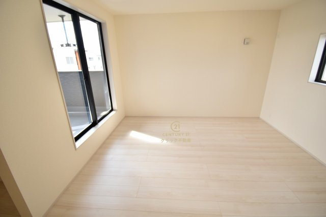 リーブルガーデン  那珂市瓜連　4期　限定1棟！の洋室|フローリングなので重い家具も置けます。カーテンと家具を揃えるなどして、お好みのインテリアを楽しむことができます。収納スペースは全室に配備しております。