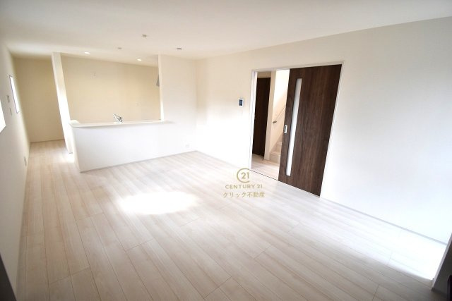 リーブルガーデン  那珂市瓜連　4期　限定1棟！の居間・リビング|おしゃれな家具やカーテンもより映える明るいリビングです。ソファーを置いてもまだまだ余裕の広さ♪ お好みのインテリアで至福の時間をお楽しみください！