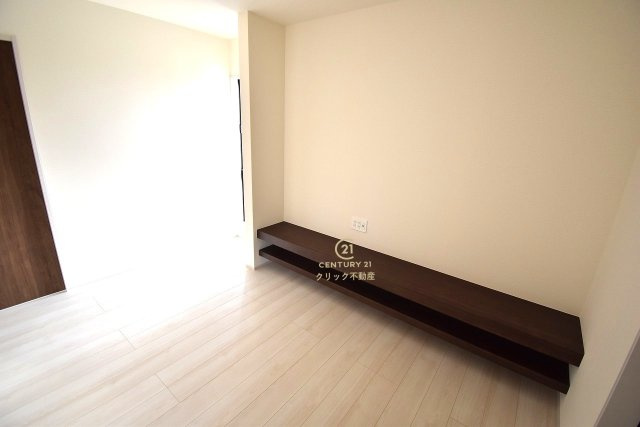 リーブルガーデン  那珂市瓜連　4期　限定1棟！の居間・リビング|リビングはテレビ台になるカウンター付きです。