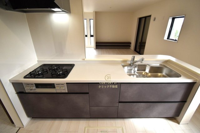 リーブルガーデン  那珂市瓜連　4期　限定1棟！のキッチン|キッチンからリビング全体が見渡せます。料理を作ることも、後片付けも、家族皆でまるごと楽しんでしまいましょう！会話がはずむ対面キッチンです。