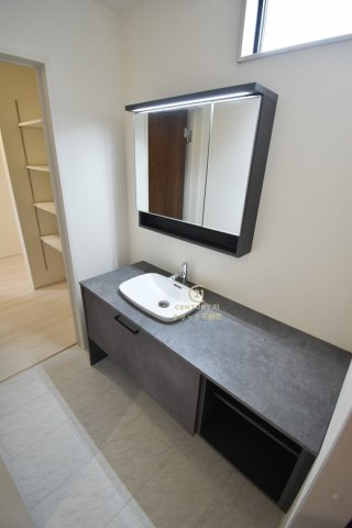 リーブルガーデン  那珂市瓜連　4期　限定1棟！の洗面所|洗面室と脱衣場が分けてあると時間を上手く使えます。歯磨き洗顔はもちろん、この広さならメイクルームにもできますし、誰かが入浴中で脱衣場に入れなくてもドライヤーを使えます。