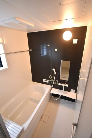 リーブルガーデン  那珂市瓜連　4期　限定1棟！の浴室|浴槽への出入りが安全な低床タイプのユニットバスです。洗い場は滑りにくい速乾床ですので、お子様やご高齢の方にも安心です。自動お湯張りに追焚機能付きのオートバスです。