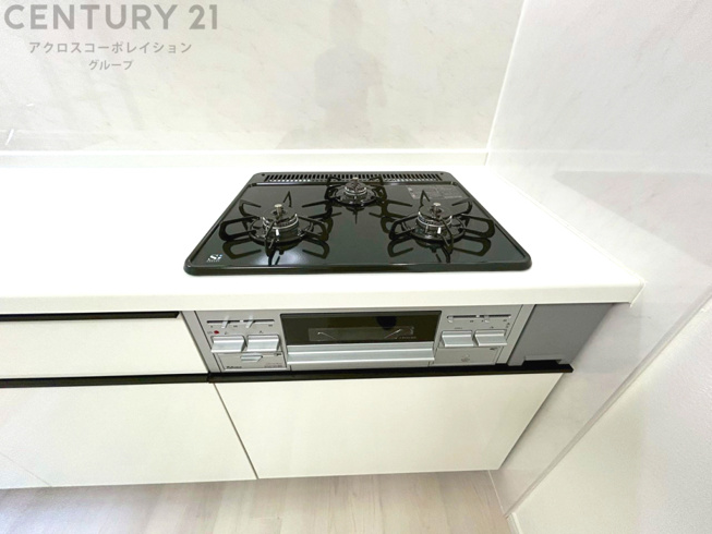 多数の調理器具を同時に使用でき、料理の効率化が可能。省エネで節約になり、様々な料理スタイルに適応できます。また、火力調整が独立しており、手入れや掃除もしやすく、今よりもっとお料理が楽しくなるかも。