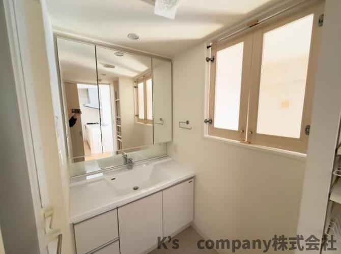 藤沢市鵠沼海岸２丁目　グランノエル鵠沼海岸の独立洗面台|三面鏡の内側には小物収納が充実しています◇