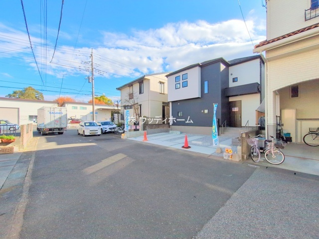 越谷市東大沢10期　新築一戸建ての前面道路含む現地写真