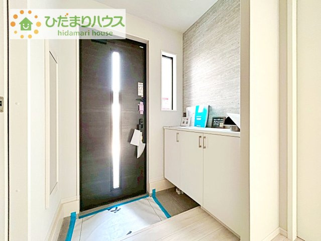 【玄関】 | 土浦市桜町1期　新築戸建 | 玄関が広いので親子で並んで仲良く靴が履けますね(^^)/