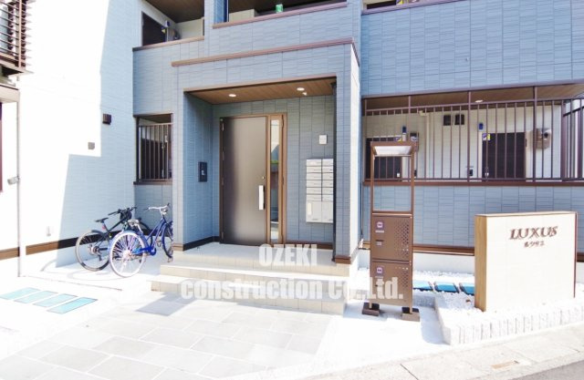 LUXUSのエントランス