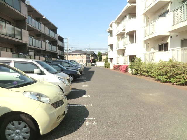 ホワイトオークヴィラ中尾台の駐車場