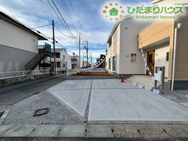 深谷市東方第2　新築一戸建て　リーブルガーデン　04の駐車場|ゆったりとしたカースペースは、3台分駐車できる広さを確保しています！
週末のまとめ買いで荷物が多い日も、玄関までの動線がスムーズで助かりますね。