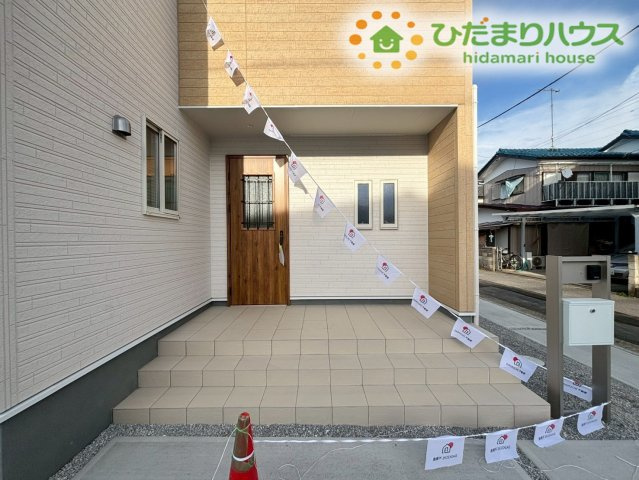 深谷市東方第2　新築一戸建て　リーブルガーデン　04のエントランス|来客の対応がしやすい広々した玄関ポーチです！
屋根があるので雨の日の鍵開けも焦りません♪