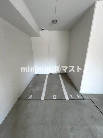 プレサンスNEO九条ディアシスの駐車場