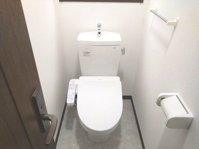 緑区平手北二丁目　売戸建のトイレ|白を基調とした内装はいつでも明るく清潔な印象。ゲストにも気持ちよく使っていただける空間です。