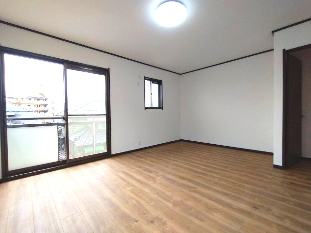 緑区平手北二丁目　売戸建の洋室|落ち着いた色合いのフローリングと清潔感のある白い壁が、どんな家具とも調和し自分好みの空間づくりを可能にします。