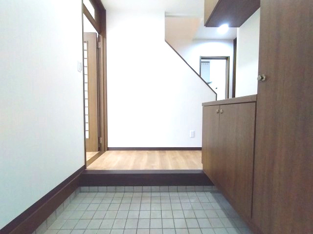 緑区平手北二丁目　売戸建の玄関|収納が完備されているのでご家族の靴がスッキリ片付きます。
家の顔となる部分なので綺麗な状態でお客様を迎えられるのは嬉しい要素です♪
