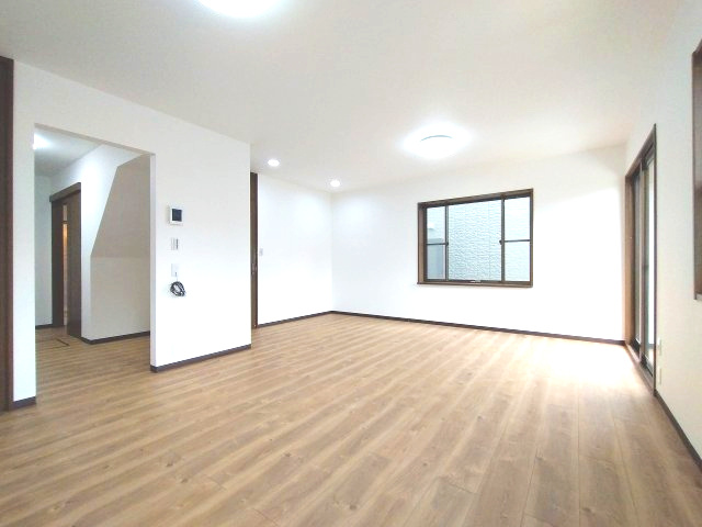 緑区平手北二丁目　売戸建の居間・リビング|陽当たりが心地の良いリビング空間です。
日中はカーテンを開けて自然な光を取り込みリラックスして過ごしたいですね♪
