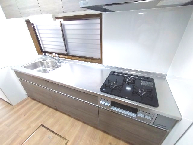 緑区平手北二丁目　売戸建のキッチン|お手入れしやすく機能性が高いシステムキッチン採用！大きいシンクでは食器もストレスなく洗え、3口コンロでは要領よくお料理も可能です！