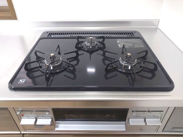 緑区平手北二丁目　売戸建のキッチン|同時調理が可能な3口コンロで時短クッキングもラクラク。下部にはグリルも備わっており、焼き魚やトーストなど幅広く活躍します。毎日の料理がもっと楽しくなる設備です♪