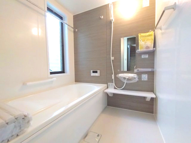 緑区平手北二丁目　売戸建の浴室|木目調パネルが温もりを感じさせる癒しの浴室。毎日のバスタイムを特別なひとときにしてくれます。