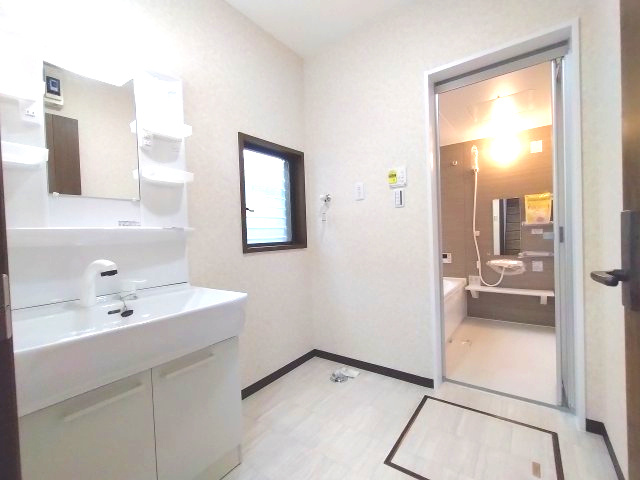 緑区平手北二丁目　売戸建の独立洗面台|清潔感溢れるスタイリッシュなデザインの洗面化粧台！
収納も多くドライヤーや化粧品などがしまえてすっきり片付きます！