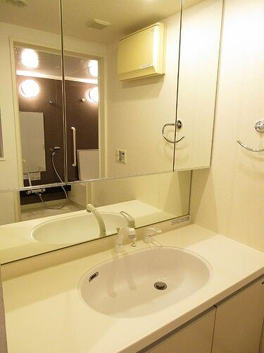 センチュリーつくばみらい平Ｂの洗面所|3面鏡付き化粧台　※前回募集時2023年11月撮影