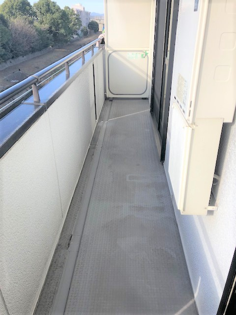 バティール西小森野A棟のバルコニー|外からの目が気にならないバルコニーで洗濯物が干せます