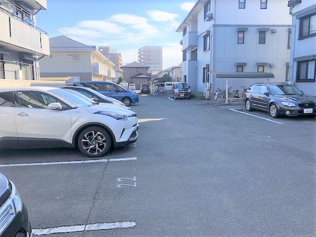 バティール西小森野A棟の駐車場|駐車場があるので、車を買う予定の方も安心です