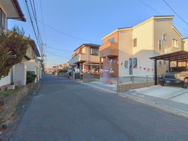 越谷市東大沢　新築一戸建て　A号棟の前面道路含む現地写真
