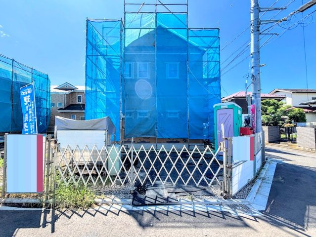 藤沢市高倉　新築戸建ての外観|◆一戸建てを中心とした街並みが整然と続き、周辺は高い建物が建っていないので、緑の多い閑静な趣を感じる環境です。街並みや周辺環境も重要なポイントです！！
