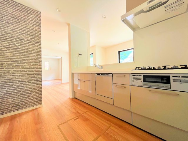 藤沢市高倉　新築戸建てのその他|［モデルハウス］◆キッチンからダイニングやリビングが見渡せるキッチン。料理をしながら家族とコミュニケーションをとれるだけでなく、大きな開放感も得られることができます。
