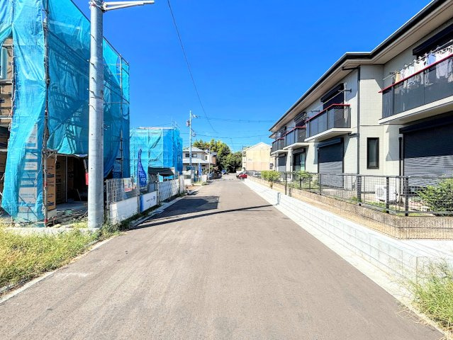 藤沢市高倉　新築戸建ての前面道路含む現地写真|◆前面道路も幅員があり車の運転も安心！前面道路は閑静な住宅地。車通りの少ない道路です。お子様にも安心です。
