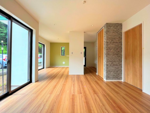 藤沢市高倉　新築戸建てのその他|［モデルハウス］◆家族で食卓を囲むダイニングスペースと、ソファでゆったりくつろぐリビングスペースがしっかり区切られているので家具の配置や用途を使いわけしやすいです。
