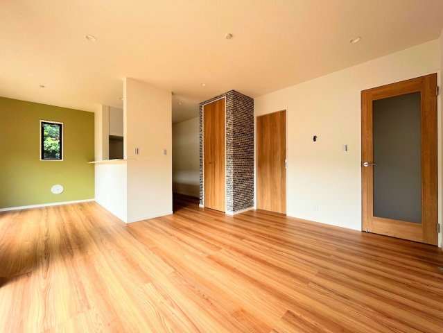 藤沢市高倉　新築戸建てのその他|［モデルハウス］◆一家だんらんのスペースとなるＬＤＫ。窓から明るい光が差し込み、思わず家族の会話も弾む快適な空間。
