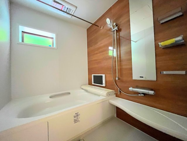 藤沢市高倉　新築戸建ての浴室|［モデルハウス］◆お子様と一緒にバスタイムを楽しめる広々空間。浴室乾燥機付で心地よいバスタイムを実現します。
