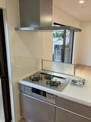 丸亀市田村町　水回り充実の再生住宅のキッチン|３つ口ガスコンロとスリムタイプのレンジフードで、快適なキッチンになっています。