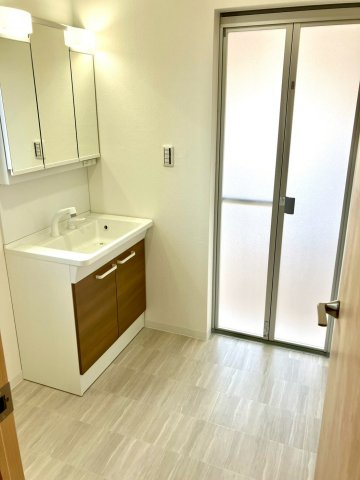 丸亀市田村町　水回り充実の再生住宅の独立洗面台