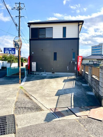 丸亀市田村町　水回り充実の再生住宅の外観|駐車スペースは並列２台以上可能です。カーブミラーの移設予定しています。