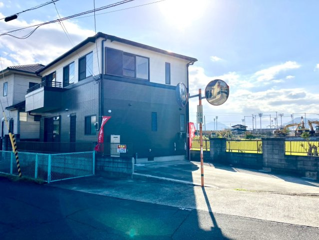 丸亀市田村町　水回り充実の再生住宅の前面道路含む現地写真|駐車スペースは並列２台以上可能です。カーブミラーの移設予定しています。
