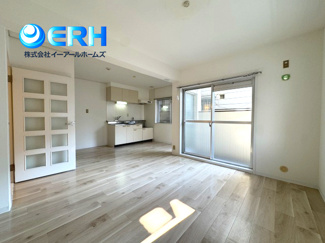 【居間・リビング】 | 住吉宮町ハイツ | 開放的なリビングで会話も弾みます。