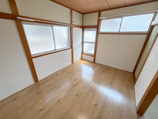 生駒市中菜畑2丁目貸家の洋室